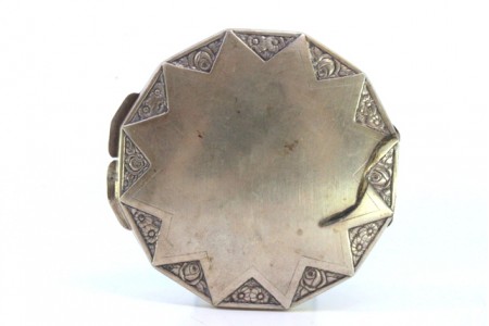 Caixa de toilette em prata com relevos florais com aplicação para abrir e espelho no interior.